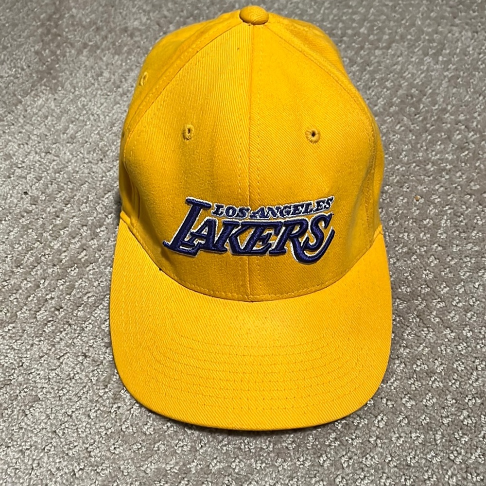 Los Angeles Lakers fitted yellow hat